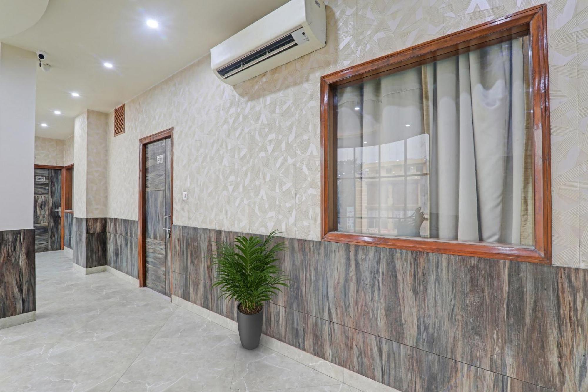 Townhouse 1150 Hotel Dayal Palace Chinhat Bagian luar foto