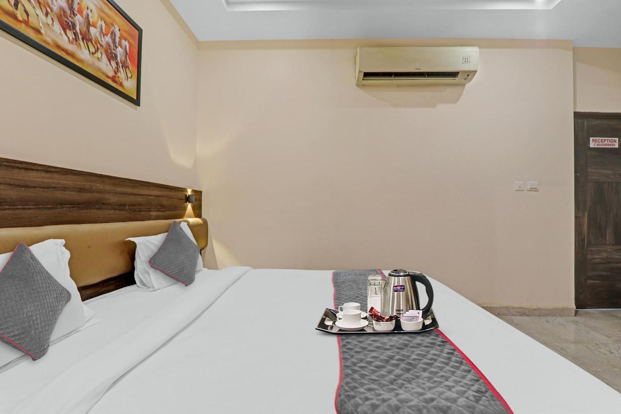 Townhouse 1150 Hotel Dayal Palace Chinhat Bagian luar foto
