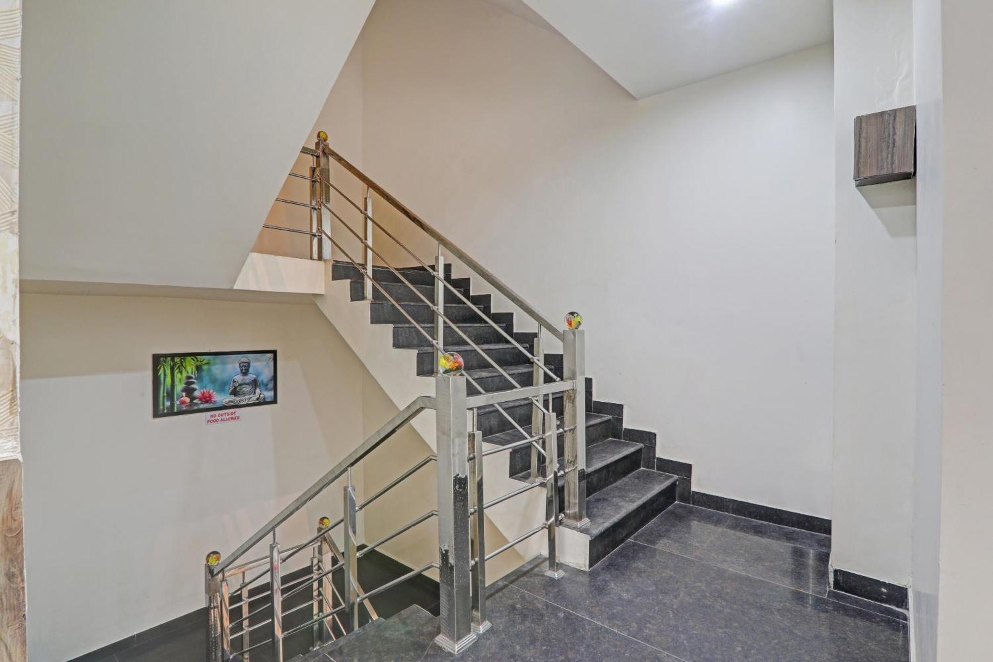 Townhouse 1150 Hotel Dayal Palace Chinhat Bagian luar foto