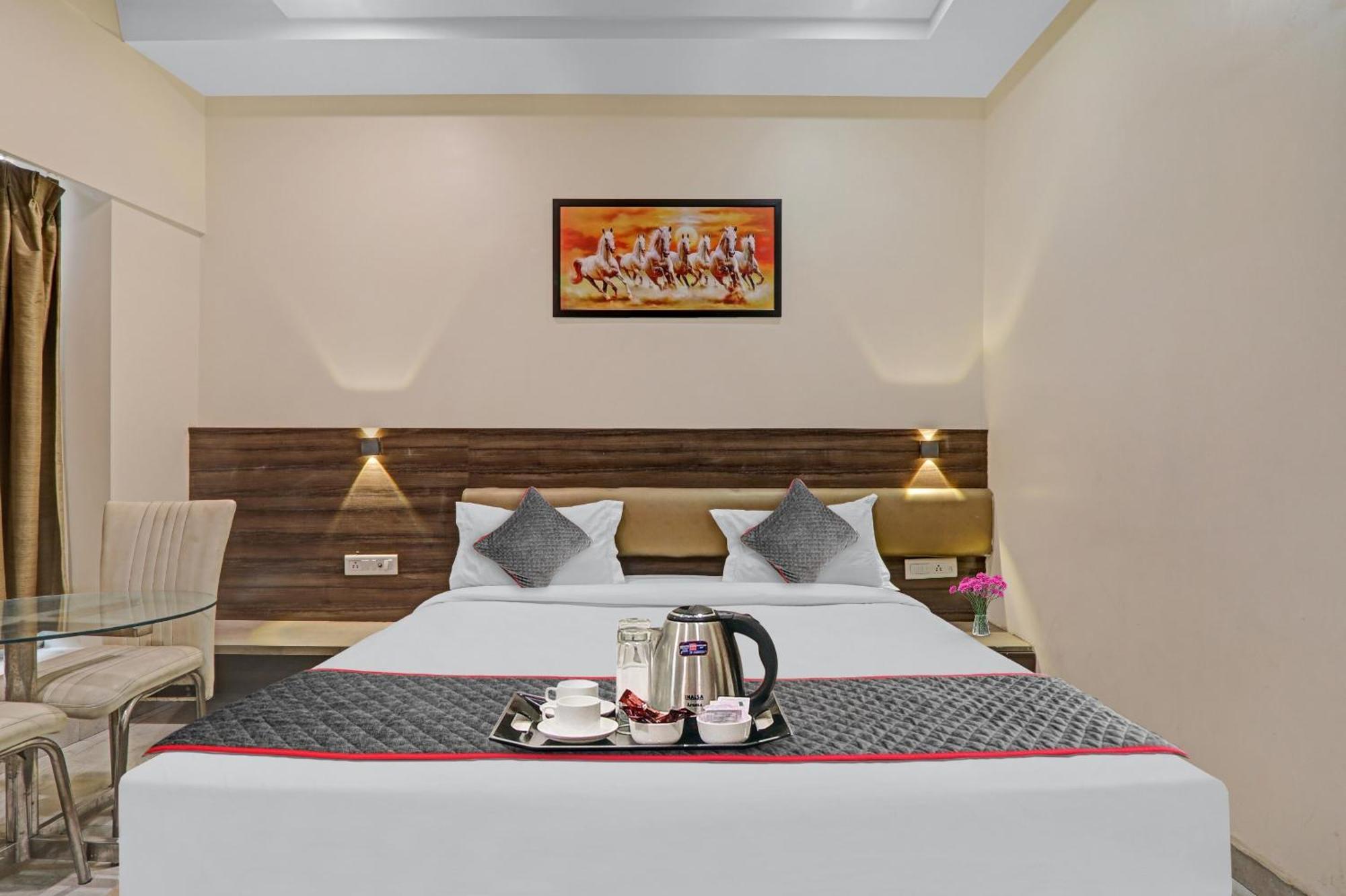 Townhouse 1150 Hotel Dayal Palace Chinhat Bagian luar foto